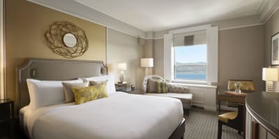Fairmont Le Château Frontenac – photo of a room with a large bed