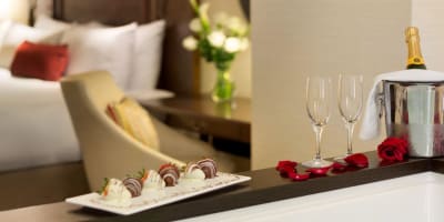 Tables avec chocolats et fraises