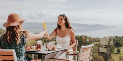 Filles sur une terrasse