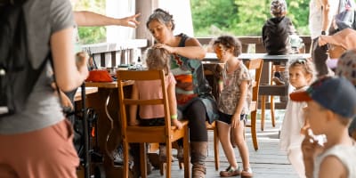 Festi-Enfant au Moulin - Une femme maquille un enfant