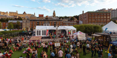 Une foule à l'extérieur au Festibière de Québec