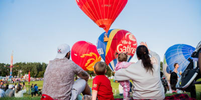 Famille au Festival de montgolfières de Gatineau.