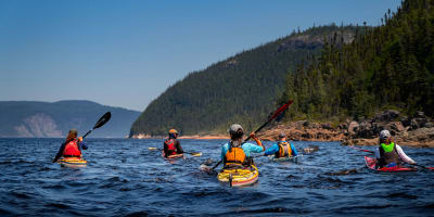 Gens en kayak