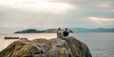 Couple au bord de la mer