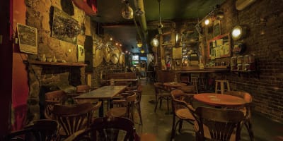 Salle intérieur du bar. 
