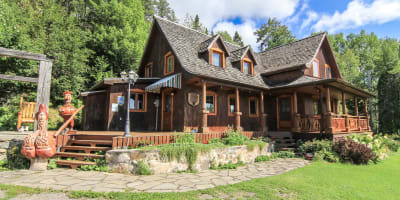 Extérieur du Gîte de l'Artisan l'été.