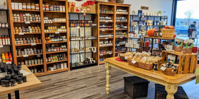 Étalage de produits à la Gourmande boutique.