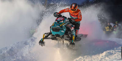 Saut en motoneige au Grand Prix Ski-Doo de Valcourt.