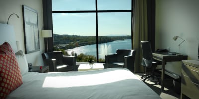 Grand Times Hotel - Sherbrooke - Une chambre avec une vue sur l'eau