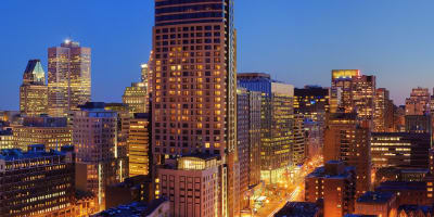 Hilton Garden Inn Montréal Centre-Ville illuminé.