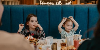 Deux petites filles qui mangent leurs déjeuners au restaurant de l'hôtel.