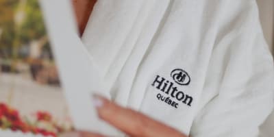 Une femme dans un peignoir Hilton.