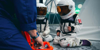 2 enfants habillés en astronautes. 