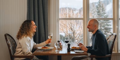 Hôtel-Château Bromont - un couple mange à une table