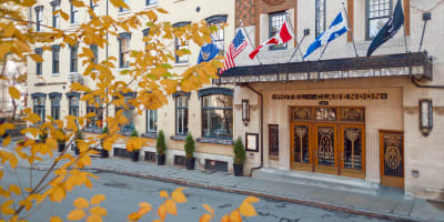 Façade de l'Hôtel Clarendon en automne.