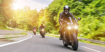 motocyclistes sur la route.