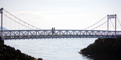 Couple sur un pont.