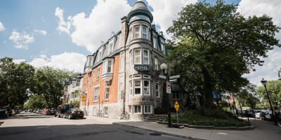 Exterior of the Hôtel Manoir Sherbrooke.