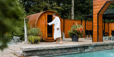 Un homme entrant dans un sauna