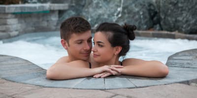 Couple relaxant dans un spa extérieur.