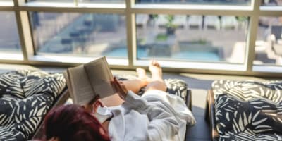 Hôtel Universel Rivière-du-Loup - Une personne est étendue et lit un livre