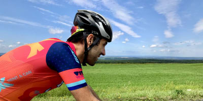 Hôtel Verso - Un homme fait du vélo sur une route.