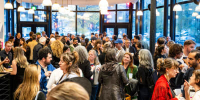 Hub Montréal - Une salle remplie de personnes qui discutent ensemble