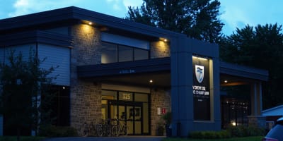 La cache du lac Champlain - Building facade in the evening.