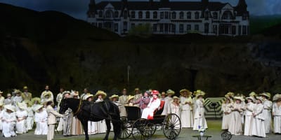 Spectacle La Fabuleuse Histoire d’un Royaume avec scène de calèche et figurants en costumes.