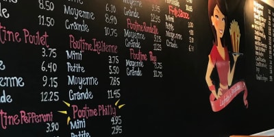 Menu à l'ardoise en salle. 