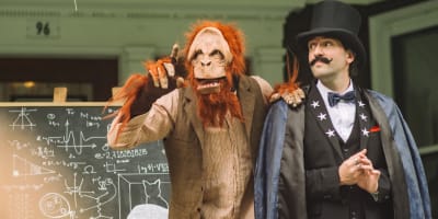 La Grande Échappée - Une personne déguisée en magicien accompagnée par une personne déguisée en singe.