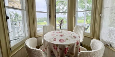 Petite table à manger à La Maison de l'Ermitage.