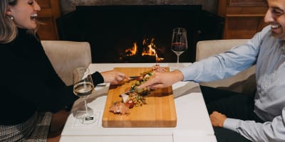 Un couple partage des charcuteries aux restaurant.