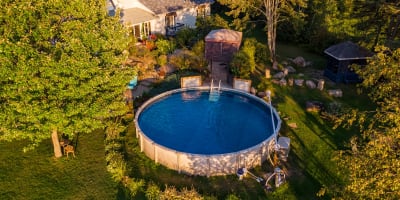 Vue aérienne du gîte Le Grandelinois et de sa piscine.