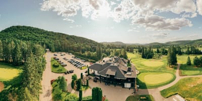 Le Val-Mo Pub Gourmand - Extérieur du bâtiment avec un terrain de golf