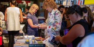 Les Correspondances d’Eastman - Des personnes regardent des livres dans une librairie