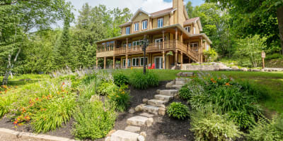 Extérieur du gîte Les Dames du Lac en été.