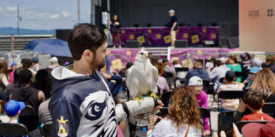 Un homme avec un rapace sur le bras au Festival de Sciences Lévisium 2026 à Québec