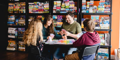 Des personnes jouent à un jeu de société au Lillojeux.