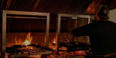 Cuisinier cuisinant sur les braises. 