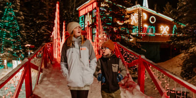 Deux enfants devant la Maison du Père Noël.