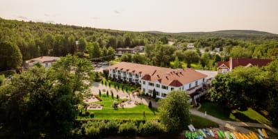Vue aérienne du Manoir du Lac William l'été.
