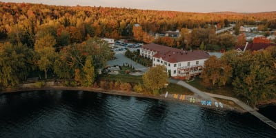 Vue aérienne du Manoir du lac William en automne.