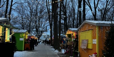 Le Marché de Noël du Vieux-Saint-Eustache illuminé en soirée.