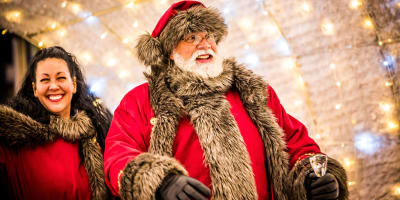 Père Noël dans un passage illuminé.