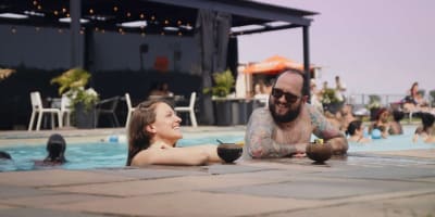 Homme et femme dans la piscine extérieure.