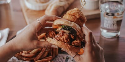 Meilleurs casse-croûtes et crèmeries en Petite Nation : burger