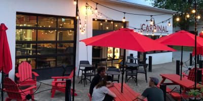 Microbrasserie Cardinal Brewing - Terrasse en soirée.