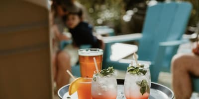 Le Roquemont - Un plateau de boissons sur une table basse à l'extérieur