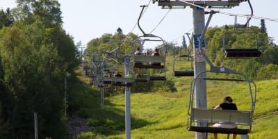 Remontée mécanique en été au Mont Lac-Vert.